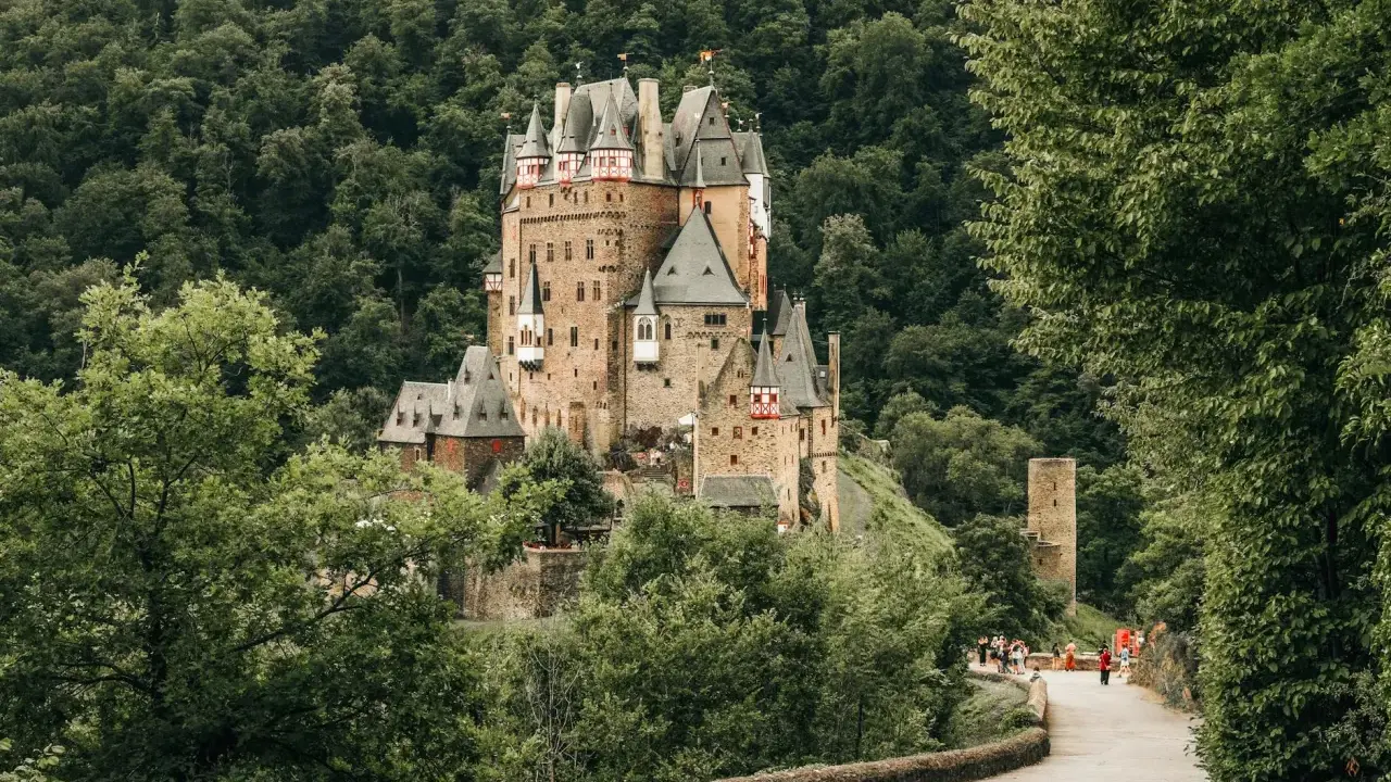 Zamek Eltz, jak z bajki, wznosi się na wzgórzu wśród zieleni. To miejsce idealne na wędrówkę szlakiem Orlich Gniazd.