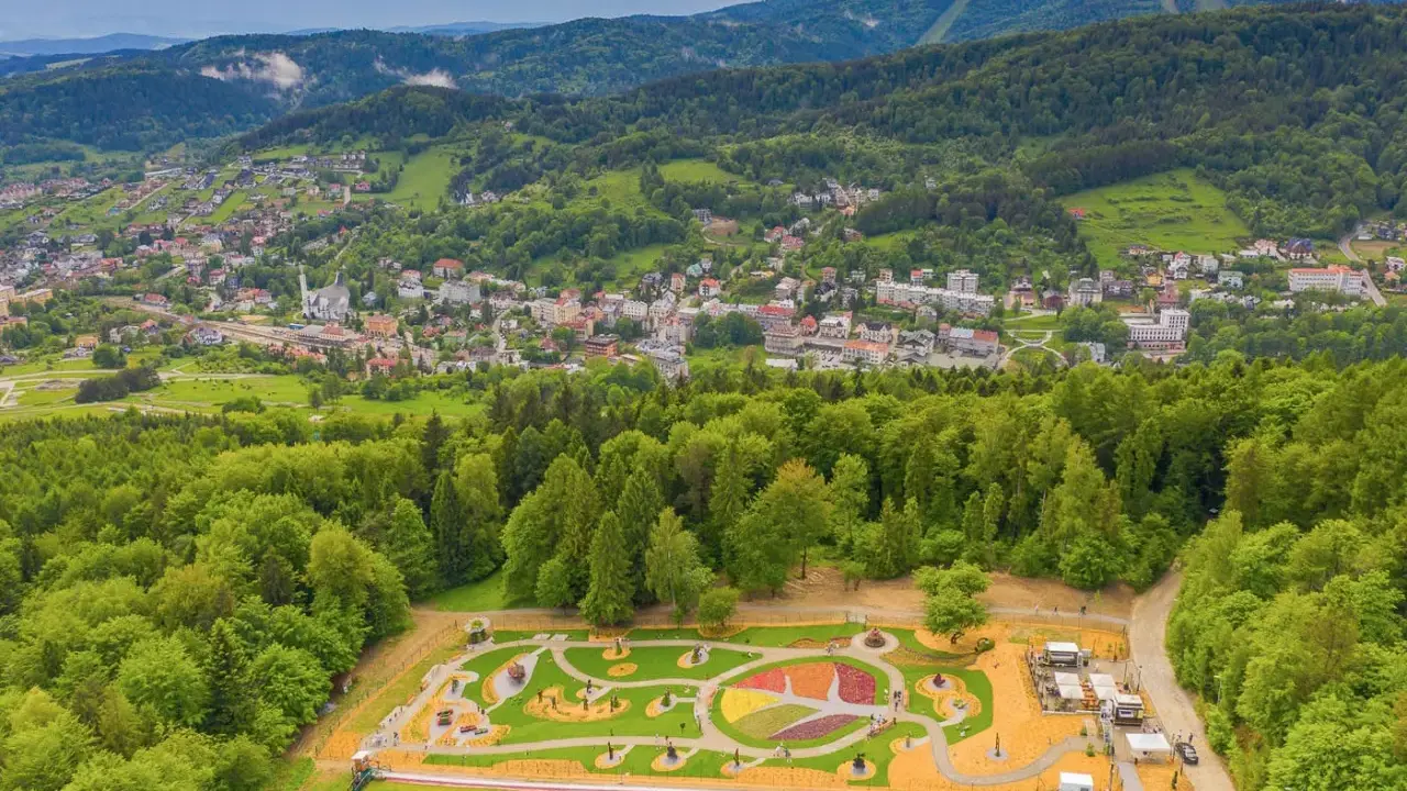 Góra Parkowa w Krynicy-Zdroju: kolorowy park z widokiem na miasto i góry. Wejście do tego miejsca zapowiada wspaniałą zabawę.
