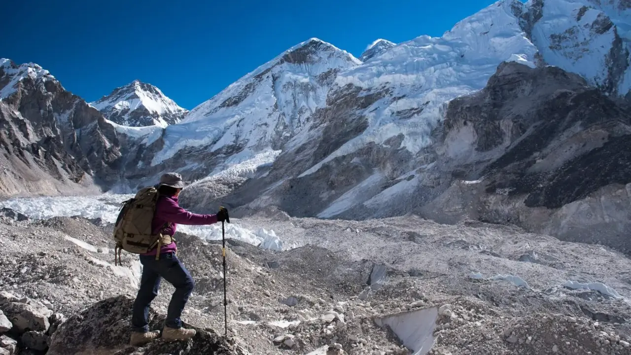 Wspinaczka na Everest Base Camp to przygoda życia. Poznaj **everest base camp koszty** i przygotuj się na niezapomniane widoki.