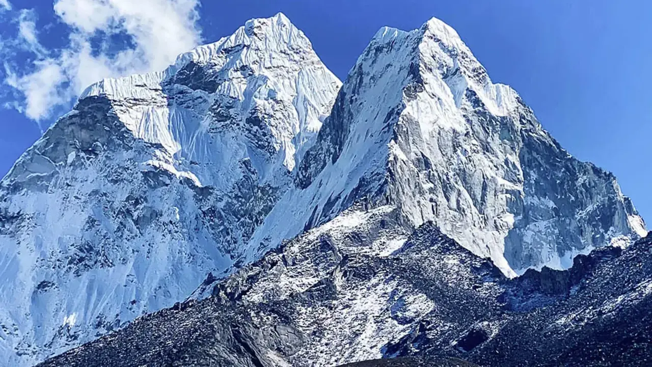 Majestatyczne, ośnieżone szczyty Himalajów, widok z everest base camp.