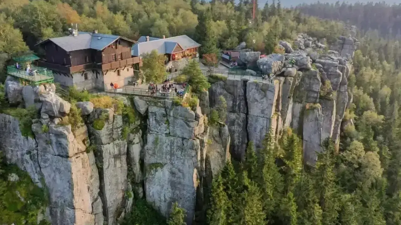 Wspaniały wypad w góry! Schronisko na skalnej półce, otoczone lasem, z widokiem na majestatyczne skały.