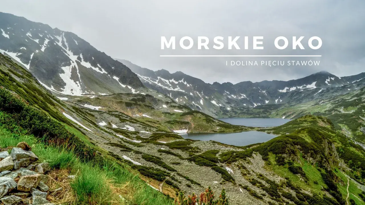 Widok na Morskie Oko i Dolinę Pięciu Stawów w Tatrach. Góry pokryte zielenią i resztkami śniegu, z krystalicznie czystymi jeziorami.