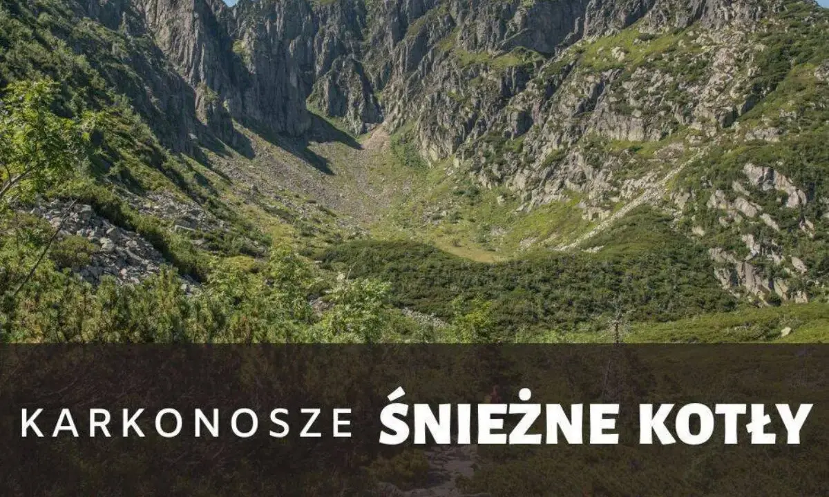 Malowniczy krajobraz Karkonoszy. Trasa przez Śnieżne Kotły oferuje widok na skaliste zbocza i bujną roślinność.