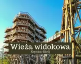 Drewniana wieża widokowa wznosi się ku niebu, oferując spacer ścieżką w koronach drzew.