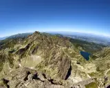 Widok z grani na szlak turystyczny na Kozi Wierch. W dole jeziora i dolina.