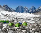 Namiotowe miasteczko na lodowcu, przygotowane do wspinaczki. Widok na majestatyczne góry, część trasy na Mount Everest.