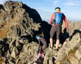 Dwoje turystów na skalistym szlaku, przygotowujących się do wejścia na Orlą Perć.