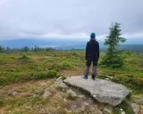 Osoba na skale podziwia widok. To pewnie najkrótszy szlak na Wysoką Kopę.