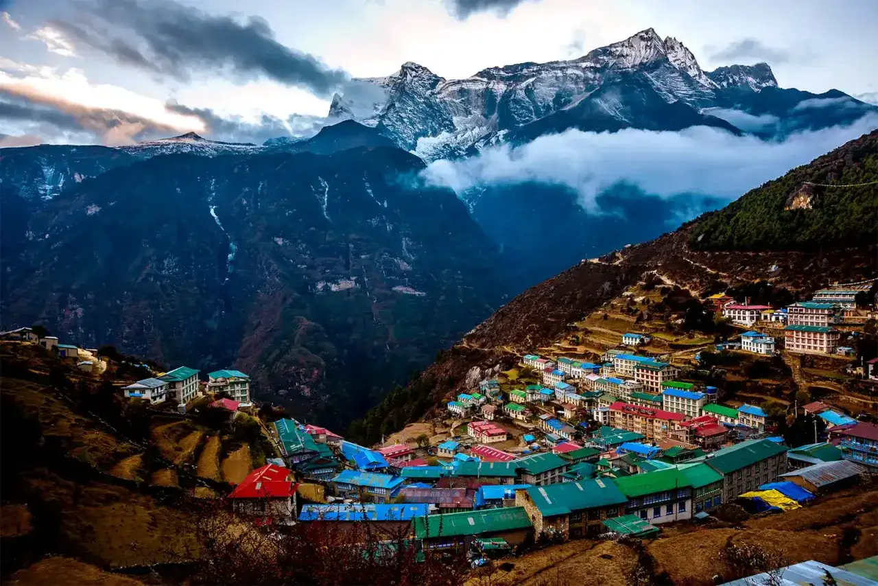Kolorowa wioska Namcze Bazar, brama do Mount Everest Base Camp, przycupnęła u stóp majestatycznych, ośnieżonych szczytów.