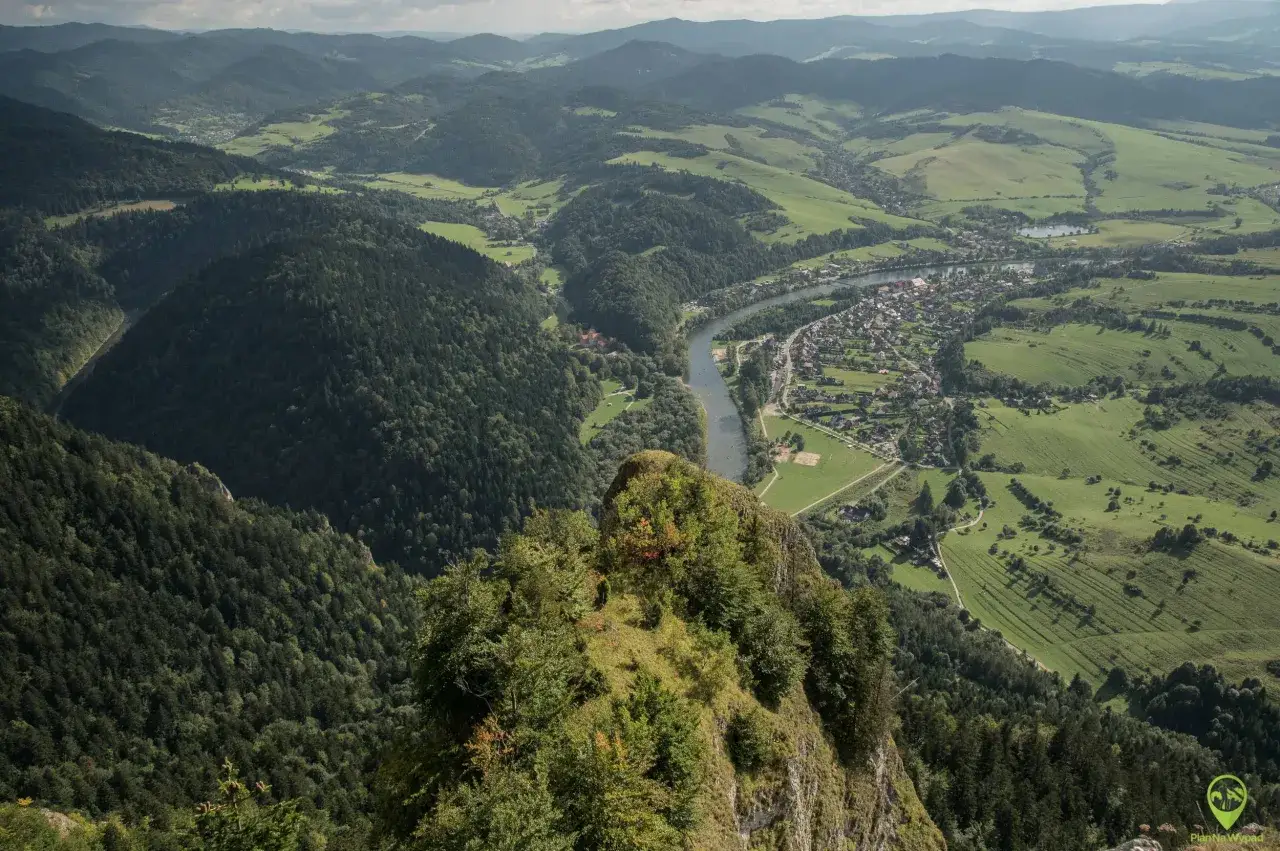 Widok z góry na Trzy Korony. W dole rzeka Dunajec i malownicza wieś. Czas wejścia na szczyt.